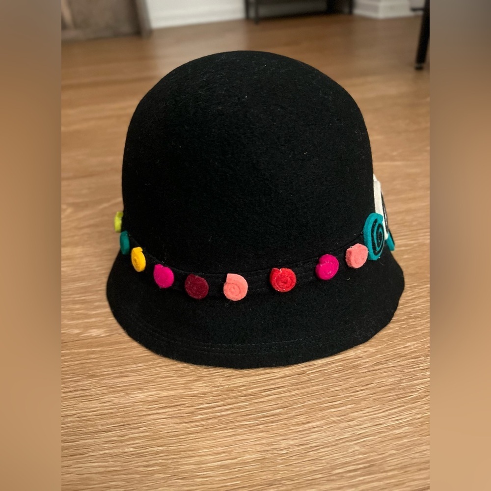 Black sheep’s wool Felt Hat for Women with Spiral Accents, sophisticated - Picture 5 of 11